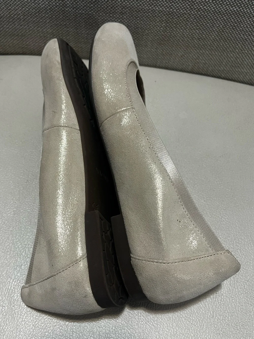 Vionic Anita Light Gold Suede Comfortable Flats Women’s Size 7